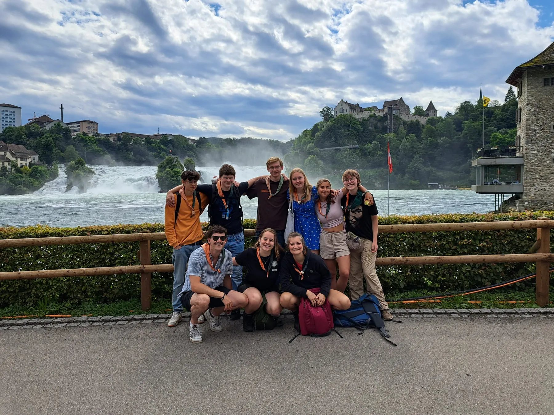 Groep scouts poseert voor een grote waterval